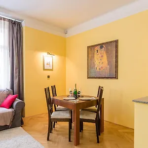tynska-622-17-double-bedroom-luxury-apartment.praguehotelsweb.com/